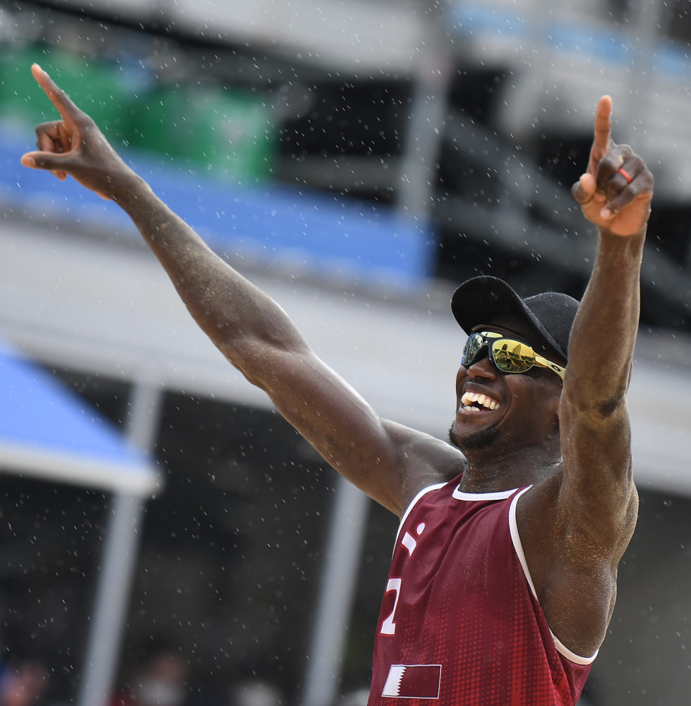 包含拉脱维亚艰苦拼搏，赢得关键胜利的词条